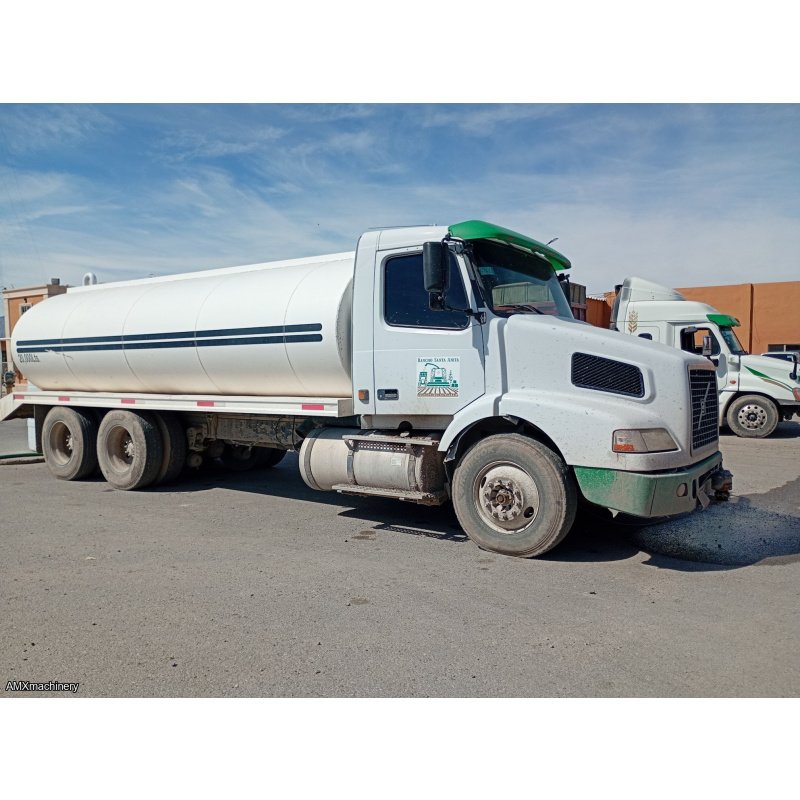 CAMION PIPA DE AGUA - VOLVO 2004